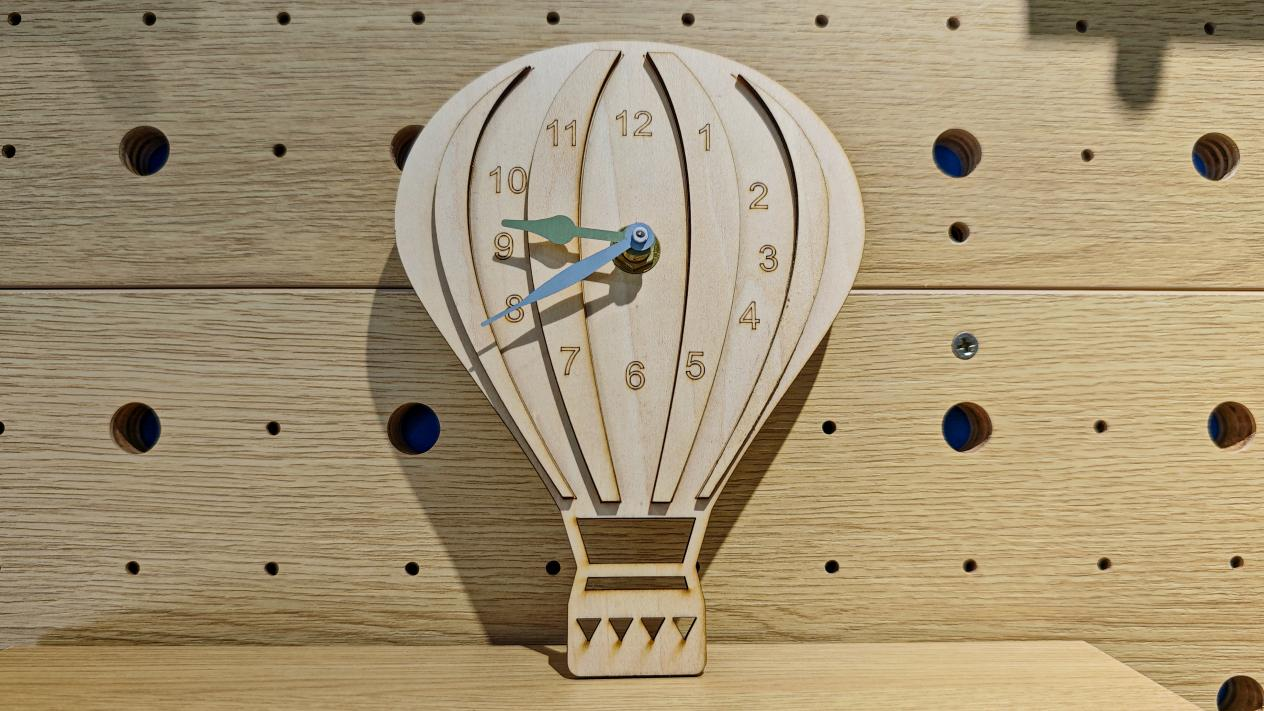 ¿Cómo utilizar un grabador cortador láser de madera 3D para grabar un reloj de globo aerostático?