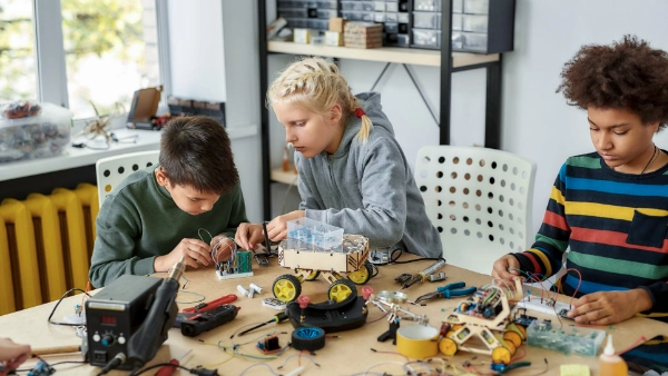 ¿Cómo diversifica la educación el cortador láser para escuelas?